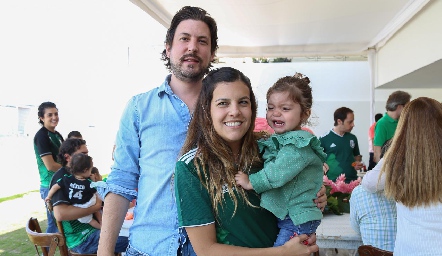  Diego Rodríguez y María José Barragán con su hija Anajose.
