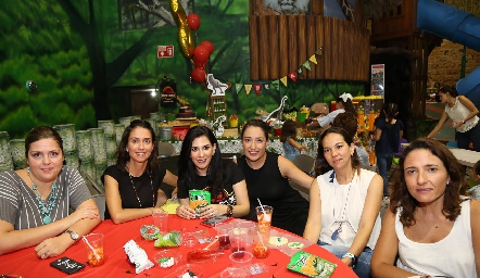  Paty Tanus con sus amigas.