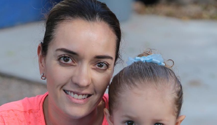  Vanesa Juárez y María.