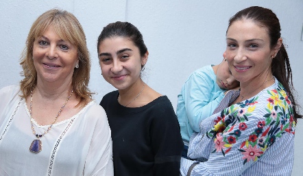  Tere Ocaña, Claudia Baltodano y Claudia Fernández.