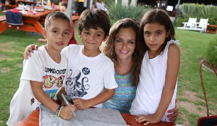  Arturo, Cali, Vero Alvarado y Valeria.