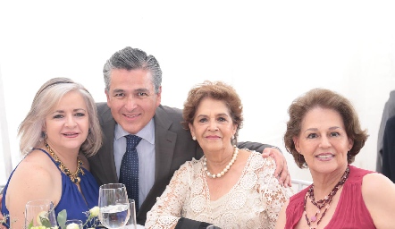  Verónica Ramírez, Luis González, Rosa María Álvarez y Lolita Álvarez.