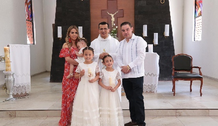 Familia Azcargota Ríos con el Padre Rubén Pérez.