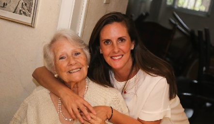  Rosario del Peral con su nieta Paola Meade.