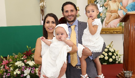  Bety Lázaro de Hernández y Guillermo Hernández con sus hijos Guillermo e Inés.