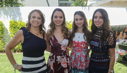 Evelina Cadena con sus hijas Marcela, Alejandra y Mariana O´Farrill.