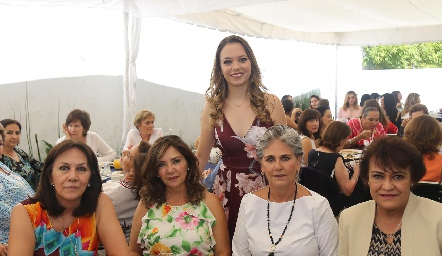  Marcela con sus suegra y sus amigas.