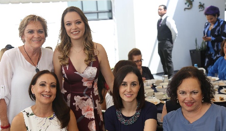  Marcela con sus invitadas.