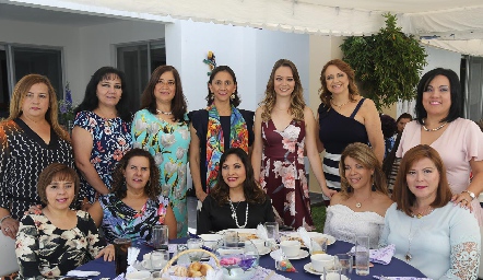  Con las amigas de su mamá.