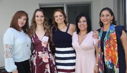  Con su mamá y sus amigas.
