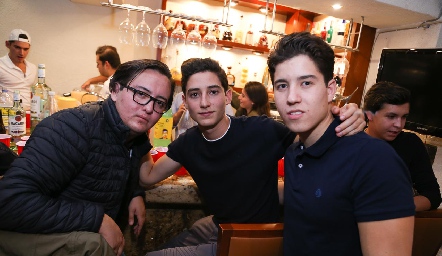  Esteban Pruneda, Santiago Rodríguez y Santiago Sánchez.