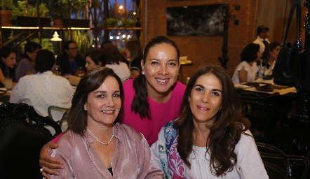  Sandra Estúa, Ángeles Rodríguez y Fernanda Buendía.