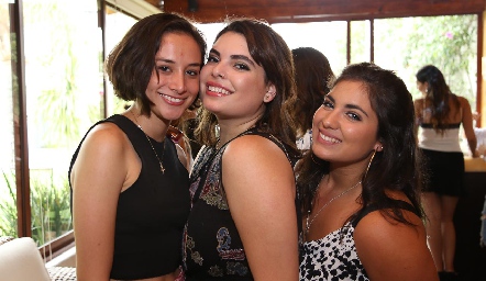   Fabiola Hermosillo, Catalina Ferreira y Marina Ferreira.