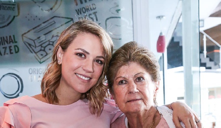  Sofía con su abuelita, Maruchis Andrés.