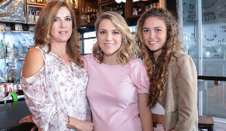  Guille Hernández con sus hijas Sofía y María Emilia Torre.