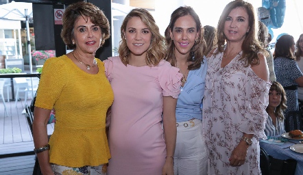  Sofía Torre  con su suegra, cuñada y mamá, Araceli García de Valencia, Gaby Valencia y Guille Hernández.