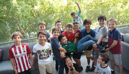  Festejando a Emilio.