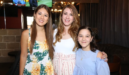 Alejandra Puente, Karla Puente y Melissa  Cansino.