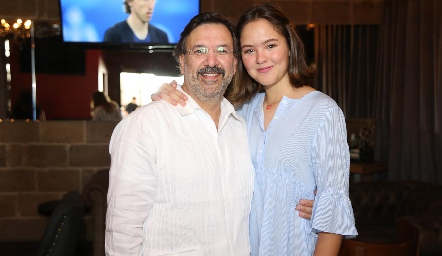  Guillermo Robles con su hija María.