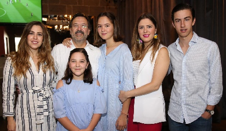  Guillermo Robles Alvarado con sus hijos Pau, María, Luli y Memo y su nieta Melissa Cansino.