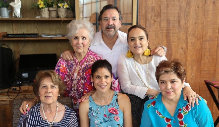  Lily de Robles, Guillermo Robles, Elisa Robles, Graciela Alvarado, Graciela Morelos y Claudia Robles .