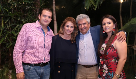  Luz María Márquez de Ruiz y Francisco Ruiz con sus hijos Mauricio y Luzma.