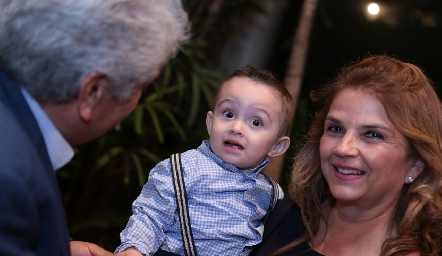  Luzma con su nieto Santiago.