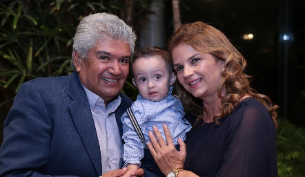 Santiago con sus abuelos Francisco y Luz María de Ruiz.