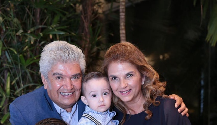  Francisco y Luz María Ruiz, con sus nietos.