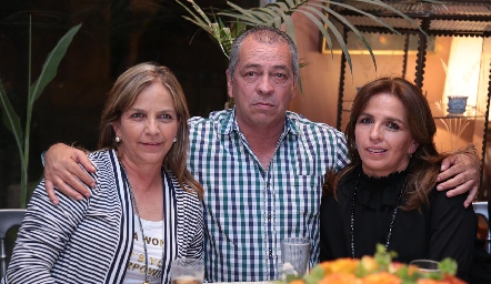  Beatriz Márquez, Héctor Mézquida y Flor Márquez.