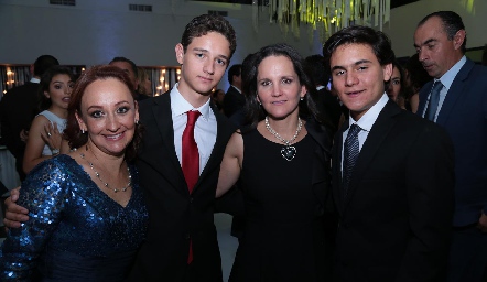  Los graduados Fernando y Alonso con sus mamás.