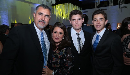  Picho Páramo y Mariana Millán con sus hijos Oscar y Emilio.