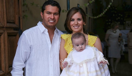  José Pablo con sus papás, José Ramón Barragán y Valeria Flores.