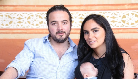  Alejandro Granados y Maricarmen Mejía con su bebé.