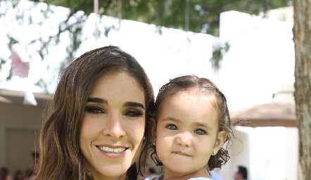  Alejandra Borbolla de García con su hija Regina.