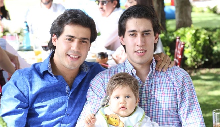  Gabriel y Rubén Torres con su sobrino Tomás.
