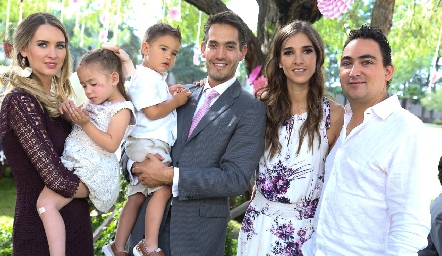  Daniela Borbolla y Ricardo Torres con sus hijos Emilia y Ricardo, Alejandra Borbolla de García y Mario García.