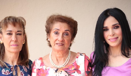  María de Los Ángeles Luján, Consuelo y Zully Amaro y Antonella.