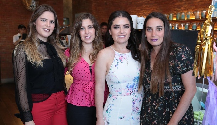  Lourdes y Paulina Robles, Isabel Torre y Daniela Gómez.