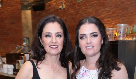  Isabel con su mamá, Conchita Gutiérrez de Torre.