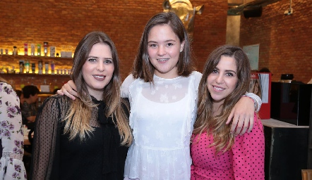  Lourdes, María y Paulina Robles.