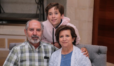  Jacobo Payán con sus abuelos Jesús y Dolores Conde.