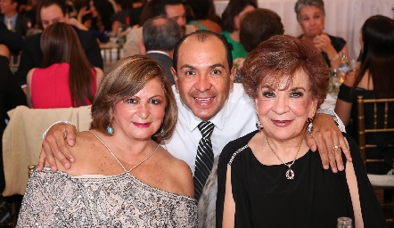 Arturo Martínez con su suegra y su mamá.
