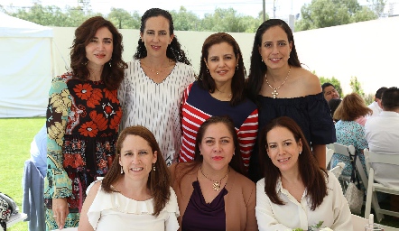  Cristina Vallejo con sus mejores amigas.
