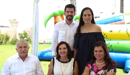  Juan Paulo y Cristina Almazán con sus amigos.