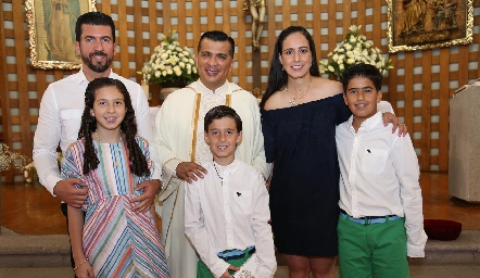  Familia Almazán Vallejo con el padre Rubén.