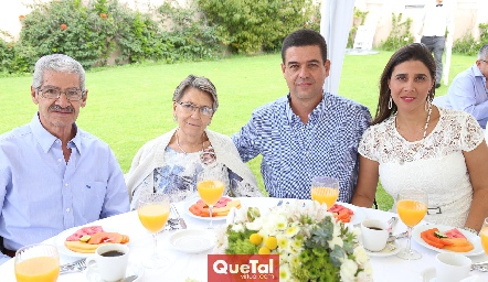  Juan Almazán, María Eugenia Cué, Pepe Almazán y Carolina Vázquez.