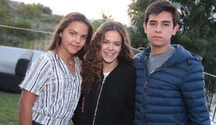  Paulina Viramontes, Montse Martínez y Gabriel Silos.