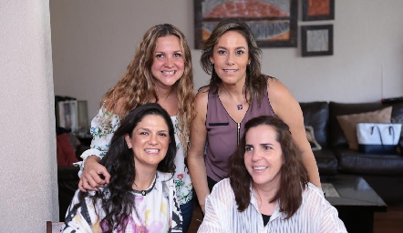  Aurora Irogoyen, Michelle Zarur, Daniela Gutiérrez y Claudia Martínez.