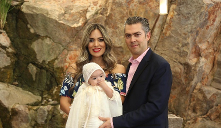  Manolo Ruiz y Elizabeth Berrones de Ruiz con su hijo José Manuel .